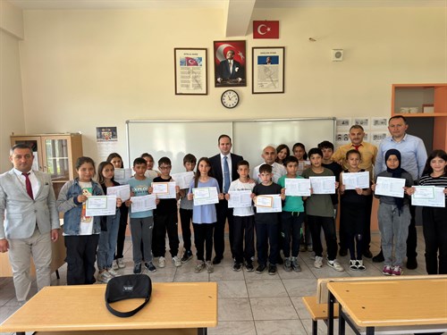 Kaymakamımız Sayın Mehmet Abdulkadir GÜVENÇ, Öğrencilerin Karne Heyecanını Paylaştı